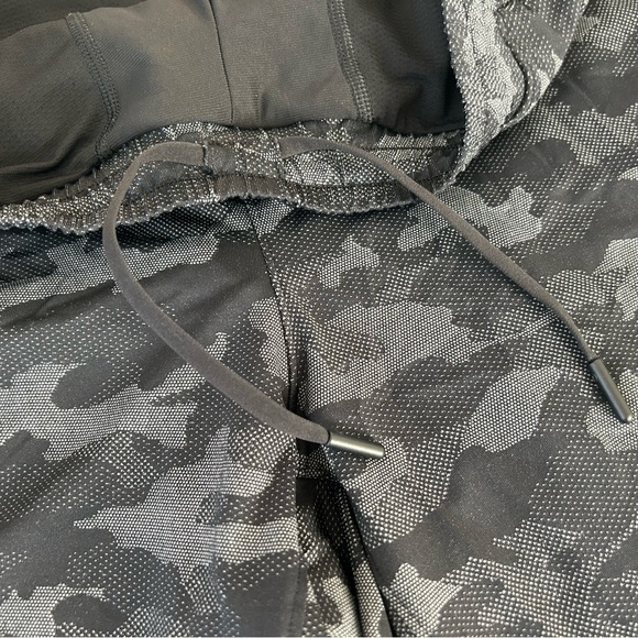 Lululemon Pace Breaker Short 9"
Variegated Mesh Camo Black
Size Medium
Liner - Picture 2 of 8